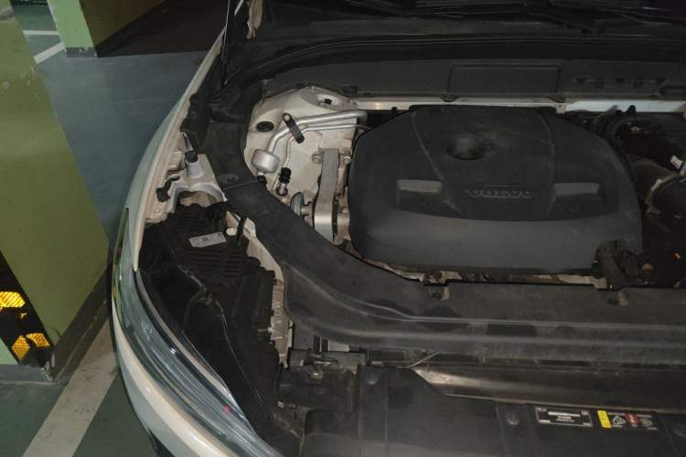 Used Volvo XC60 2019 T5 4x4 Smart & Dynamic Sport Edition China VI Standard Engine Bay Right