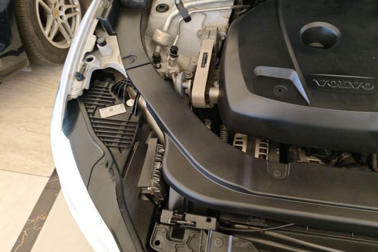 Used Volvo XC60 2019 T5 4x4 Smart Edition China VI Standard Engine Bay Right