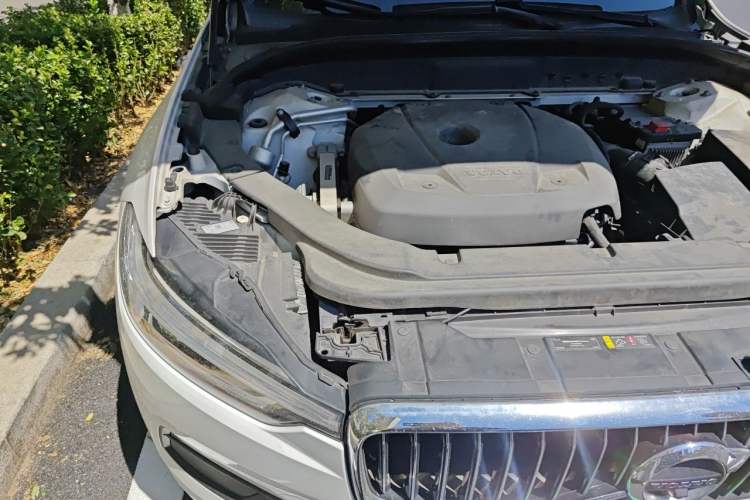 Used Volvo XC60 2019 T5 4x4 Smart Edition China VI Standard Engine Bay Right