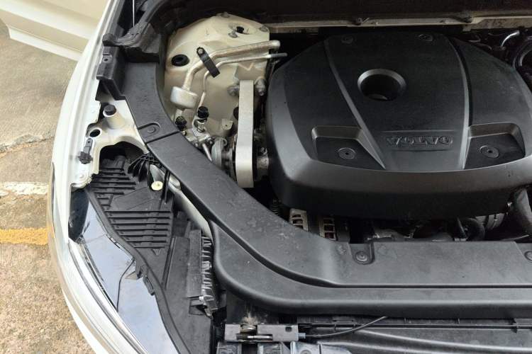 Used Volvo XC60 2019 T5 4x4 Smart Edition China VI Standard Engine Bay Right