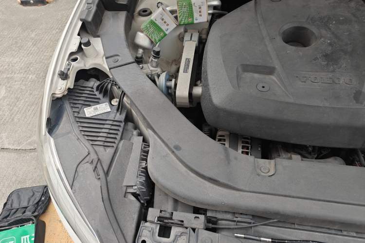 Used Volvo XC60 2019 T5 4x4 Smart Edition China VI Standard Engine Bay Right