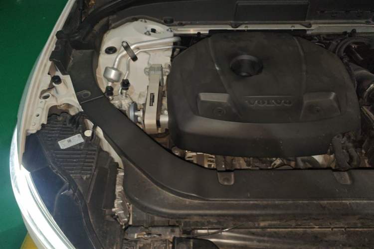 Used Volvo XC60 2019 T5 4x4 Smart Edition China VI Standard Engine Bay Right