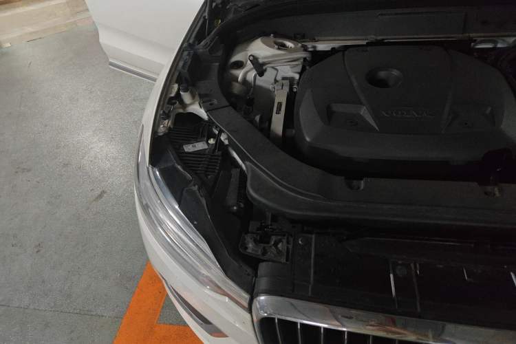 Used Volvo XC60 2019 T5 4x4 Smart Edition China VI Standard Engine Bay Right