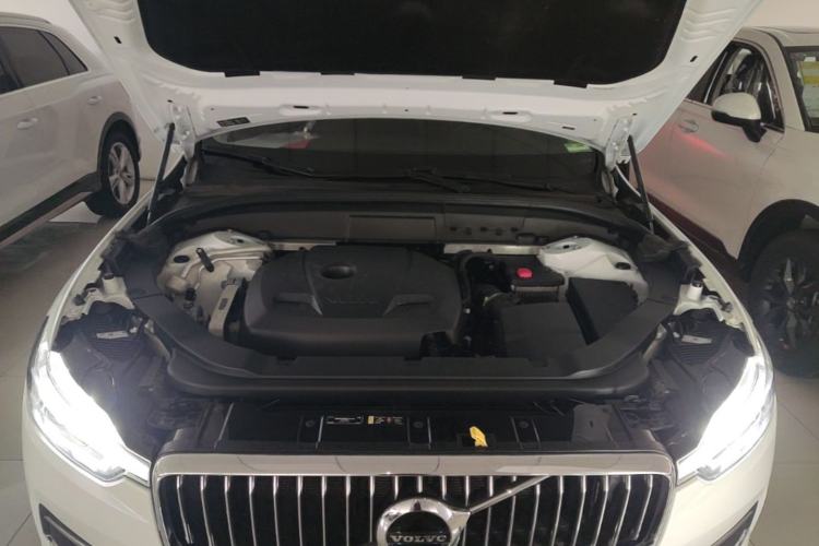 Used Volvo XC60 2019 T5 4x4 Smart Edition China VI Standard Engine Bay