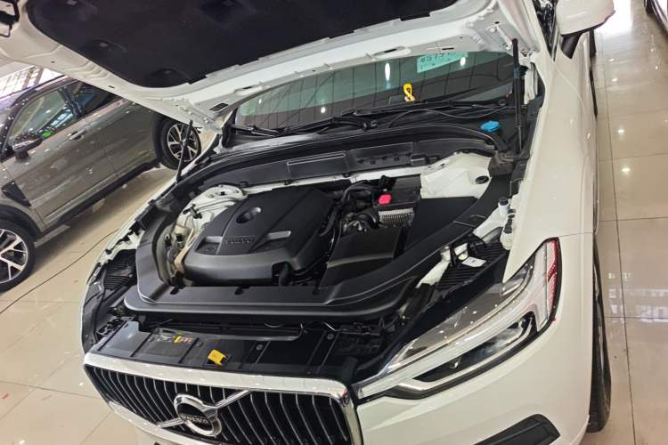 Used Volvo XC60 2019 T5 4x4 Smart Edition China VI Standard Engine Bay