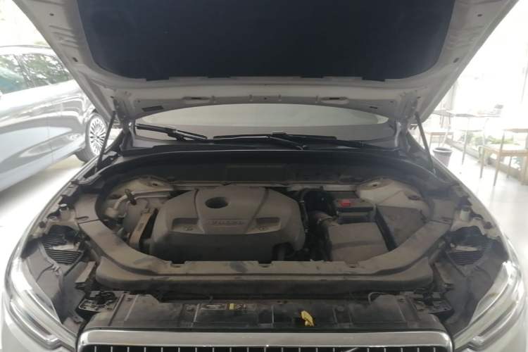 Used Volvo XC60 2019 T5 4x4 Smart Edition China VI Standard Engine Bay