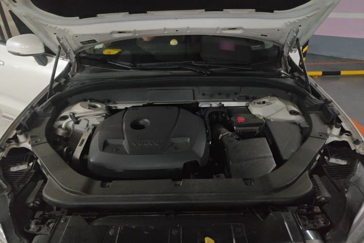 Used Volvo XC60 2019 T5 4x4 Smart Edition China VI Standard Engine Bay