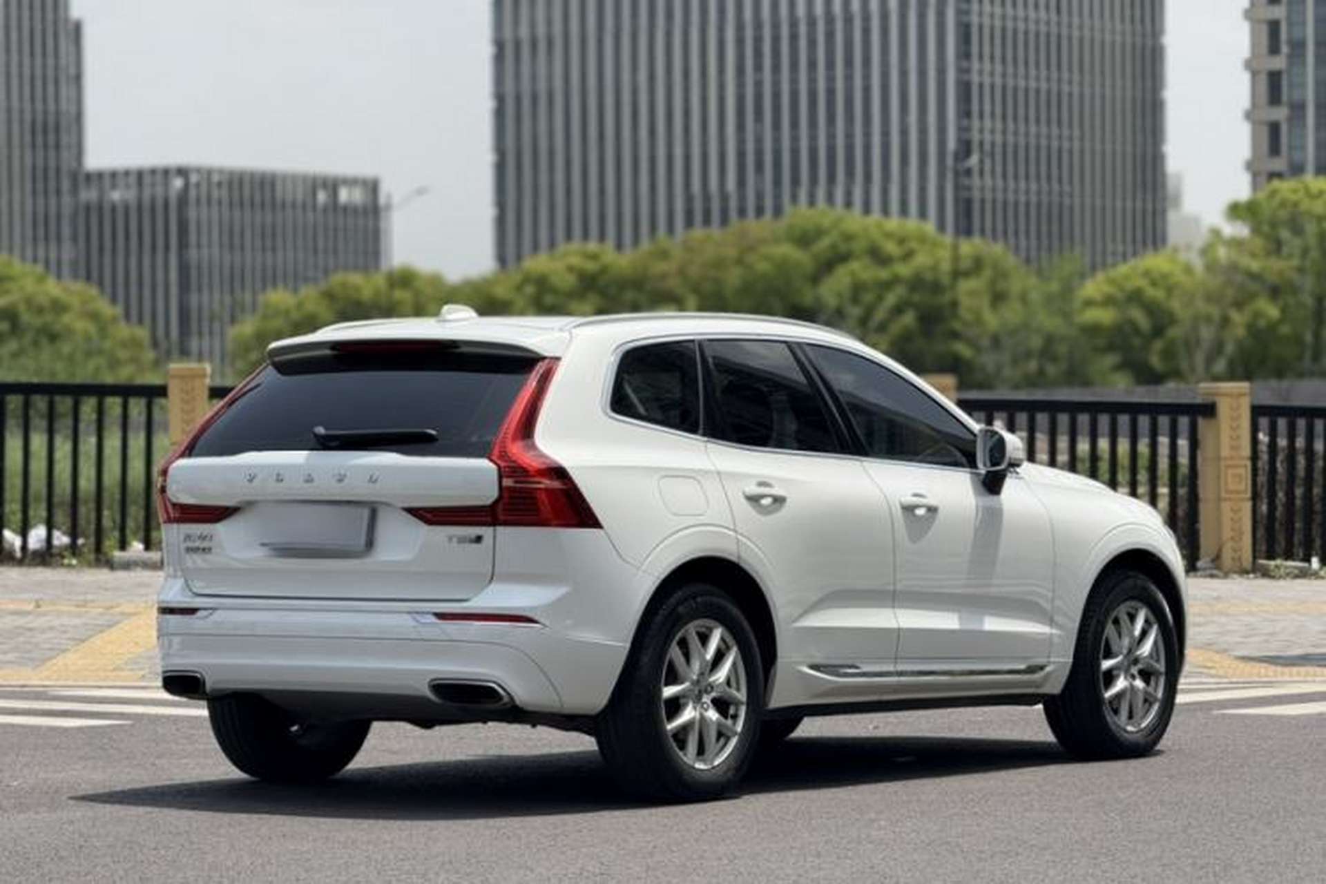 Used Volvo XC60 2019 T5 4x4 Smart Edition China VI Standard Exterior 1