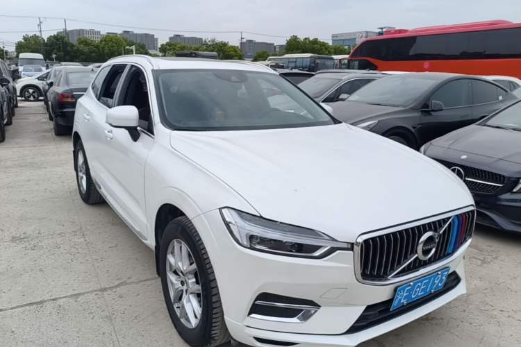 Used Volvo XC60 2019 T5 4x4 Smart Edition China V Standard Front Right 45 Deg