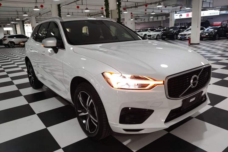 Used Volvo XC60 2019 T5 4x4 Smart & Dynamic Sport Edition China VI Standard Front Right 45 Deg