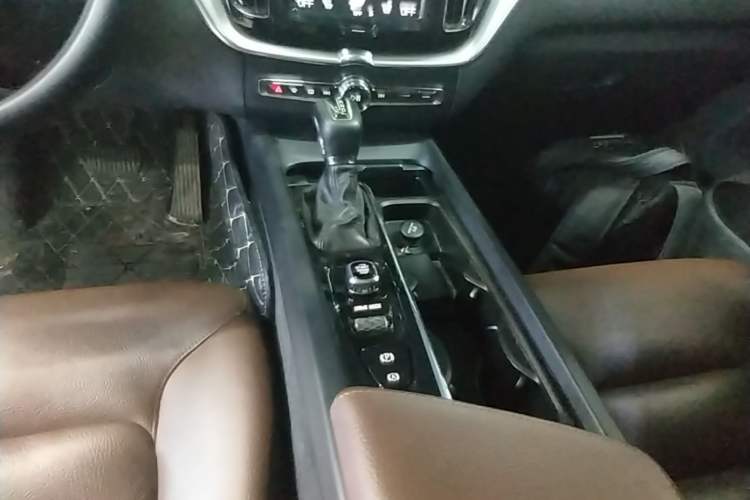 Used Volvo XC60 2019 T5 4x4 Smart Edition China V Standard Gear Lever