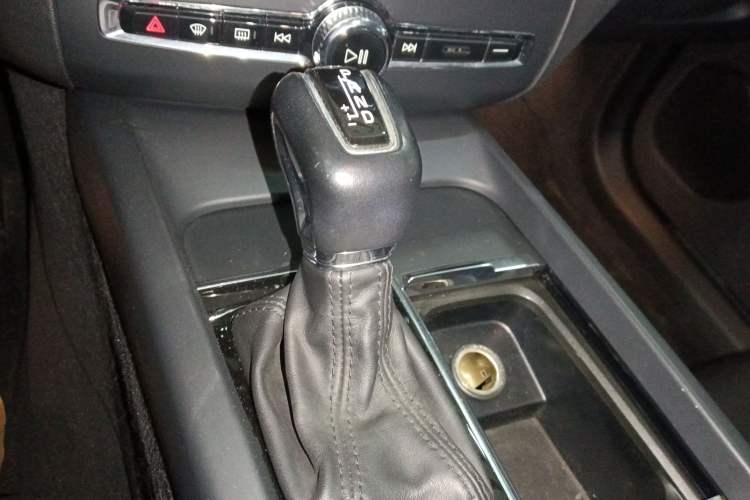 Used Volvo XC60 2019 T5 4x4 Smart Edition China VI Standard Gear Lever