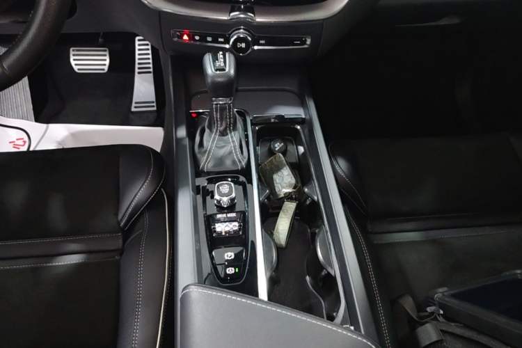 Used Volvo XC60 2019 T5 4x4 Smart & Dynamic Sport Edition China VI Standard Gear Lever