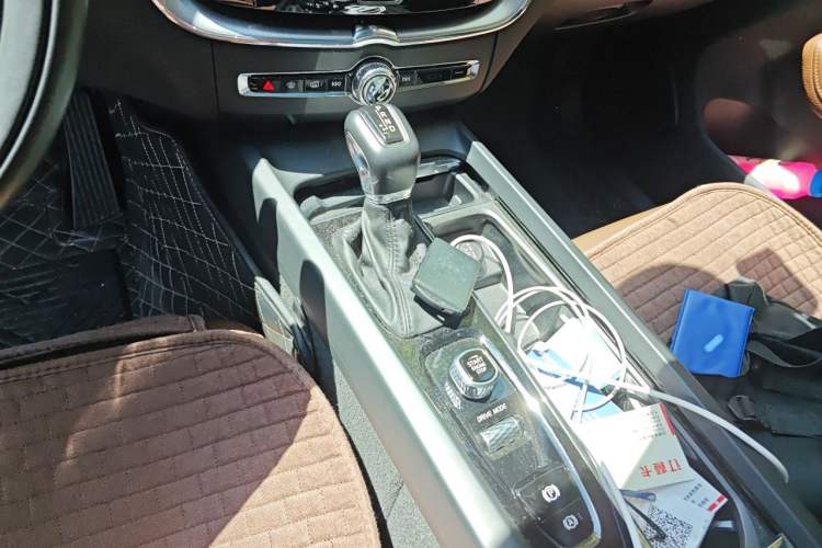 Used Volvo XC60 2019 T5 4x4 Smart Edition China VI Standard Gear Lever