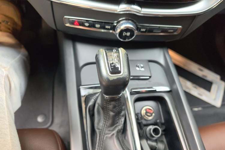 Used Volvo XC60 2019 T5 4x4 Smart Edition China VI Standard Gear Lever
