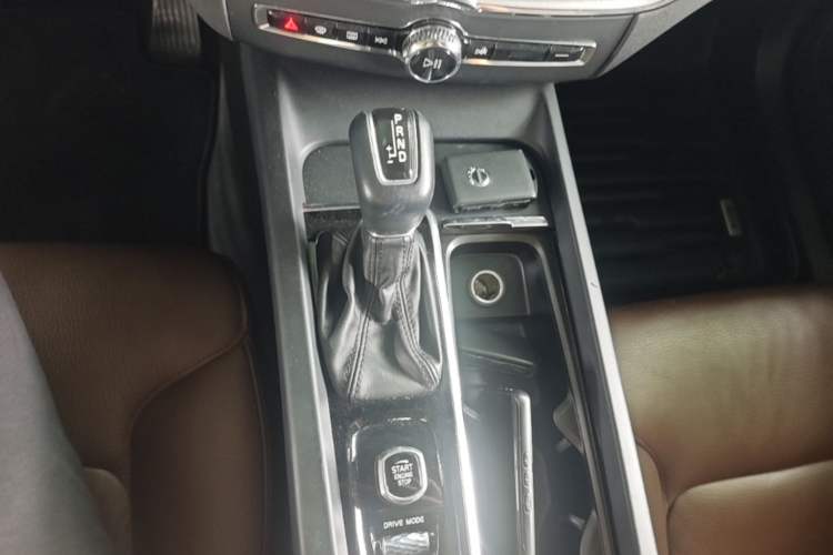Used Volvo XC60 2019 T5 4x4 Smart Edition China VI Standard Gear Lever