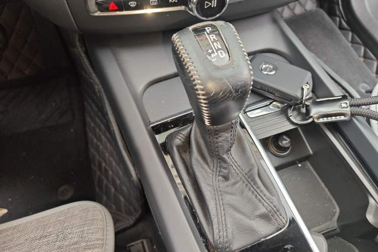 Used Volvo XC60 2019 T5 4x4 Smart Edition China VI Standard Gear Lever
