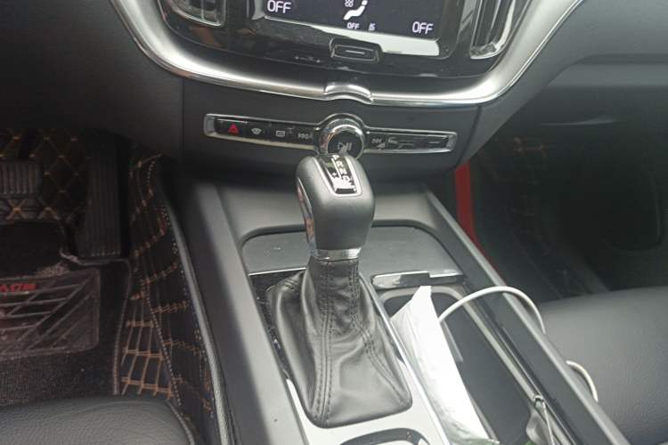 Used Volvo XC60 2019 T5 4x4 Smart Edition China VI Standard Gear Lever