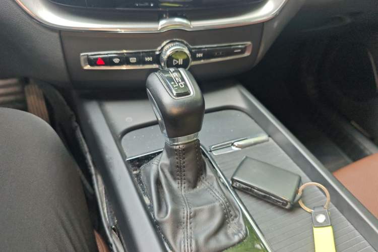 Used Volvo XC60 2019 T5 4x4 Smart Edition China VI Standard Gear Lever