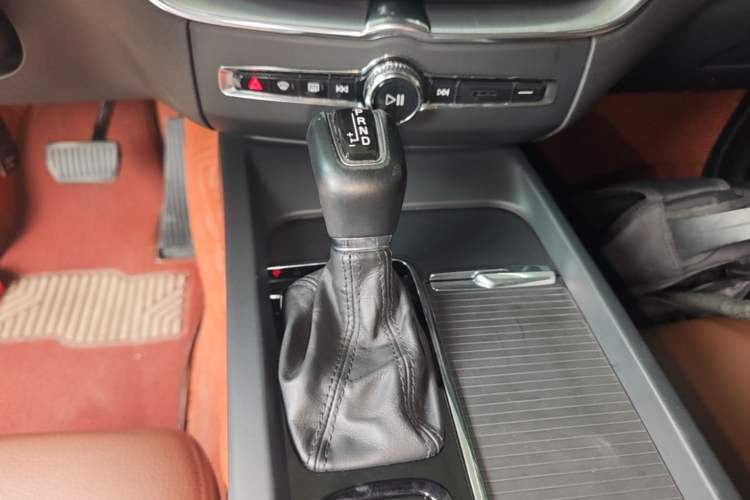 Used Volvo XC60 2019 T5 4x4 Smart Edition China VI Standard Gear Lever