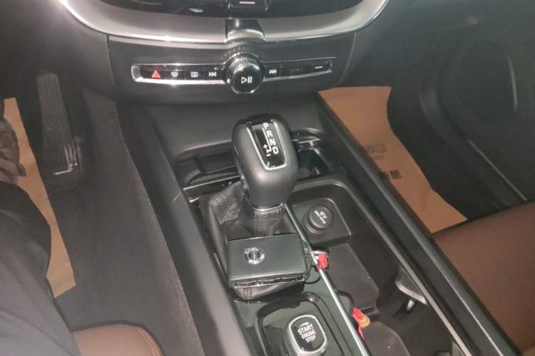 Used Volvo XC60 2019 T5 4x4 Smart Edition China VI Standard Gear Lever
