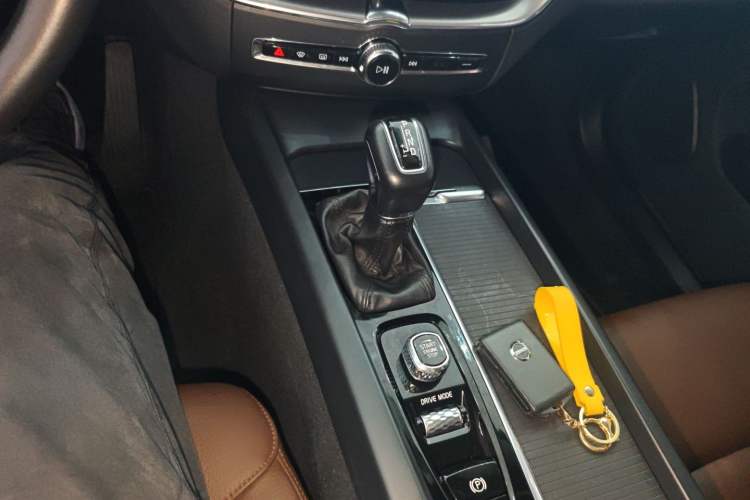Used Volvo XC60 2019 T5 4x4 Smart Edition China VI Standard Gear Lever