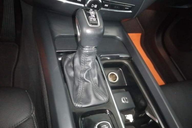 Used Volvo XC60 2019 T5 4x4 Smart Edition China VI Standard Gear Lever