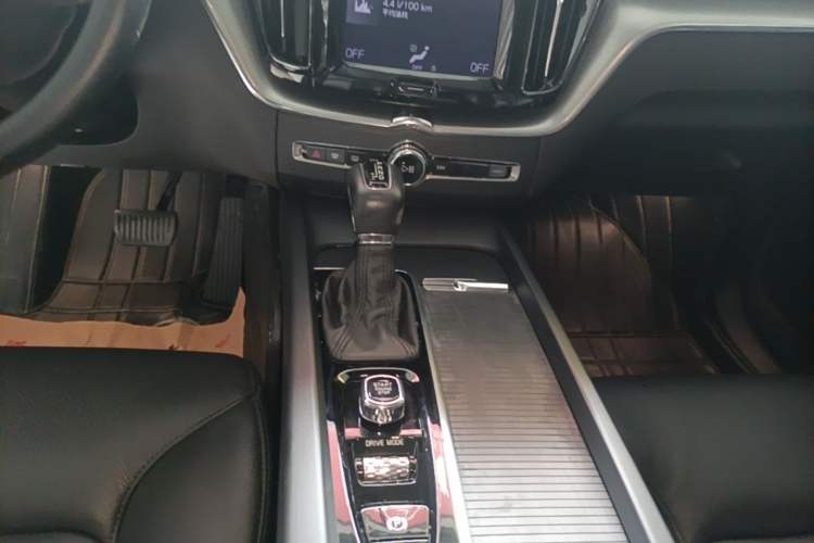 Used Volvo XC60 2019 T5 4x4 Smart Edition China VI Standard Gear Lever