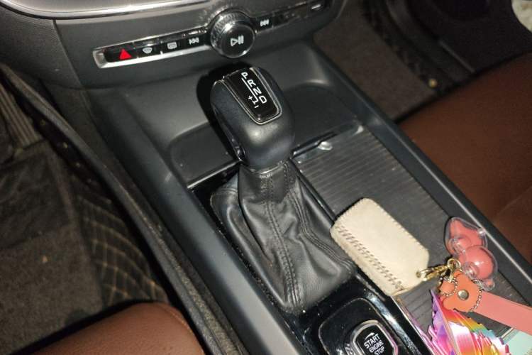 Used Volvo XC60 2019 T5 4x4 Smart Edition China VI Standard Gear Lever