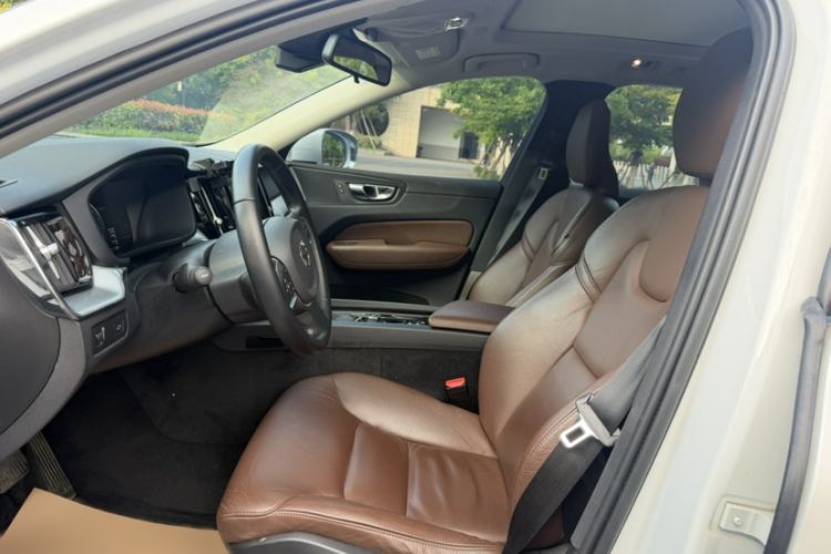 Used Volvo XC60 2019 T5 4x4 Smart Edition China VI Standard Interior 1