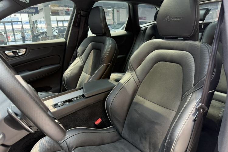 Used Volvo XC60 2019 T5 4x4 Smart & Dynamic Sport Edition China VI Standard Interior 1