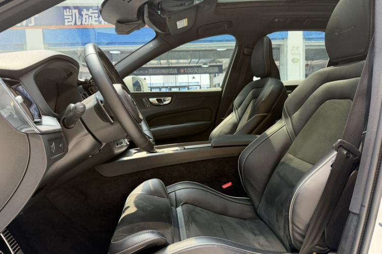 Used Volvo XC60 2019 T5 4x4 Smart & Dynamic Sport Edition China VI Standard Interior 11