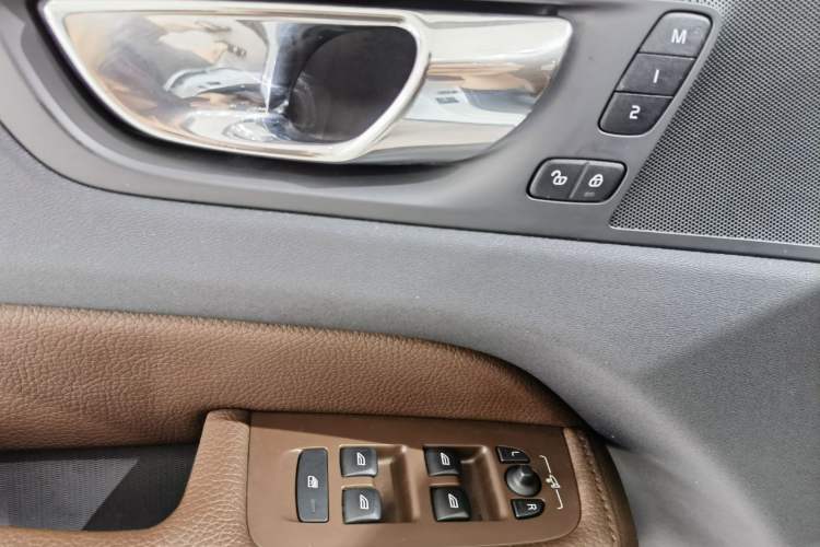 Used Volvo XC60 2019 T5 4x4 Smart Edition China VI Standard Interior 11