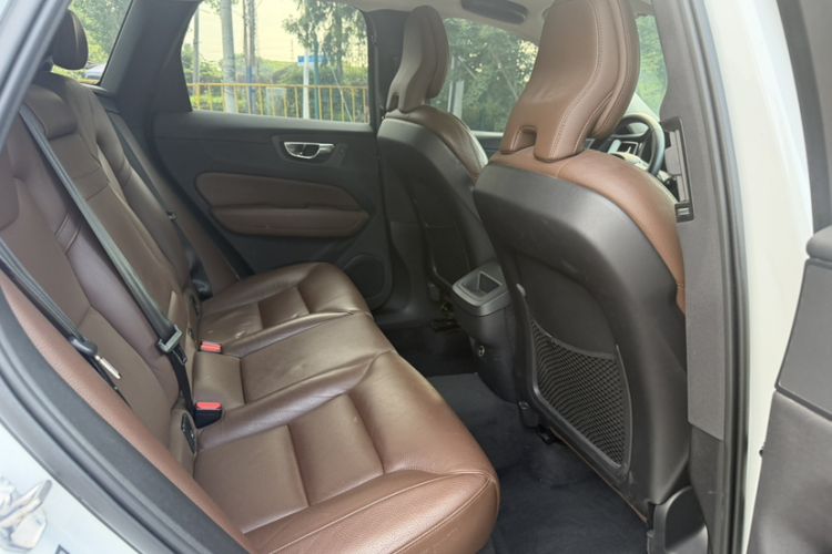 Used Volvo XC60 2019 T5 4x4 Smart Edition China VI Standard Interior 2