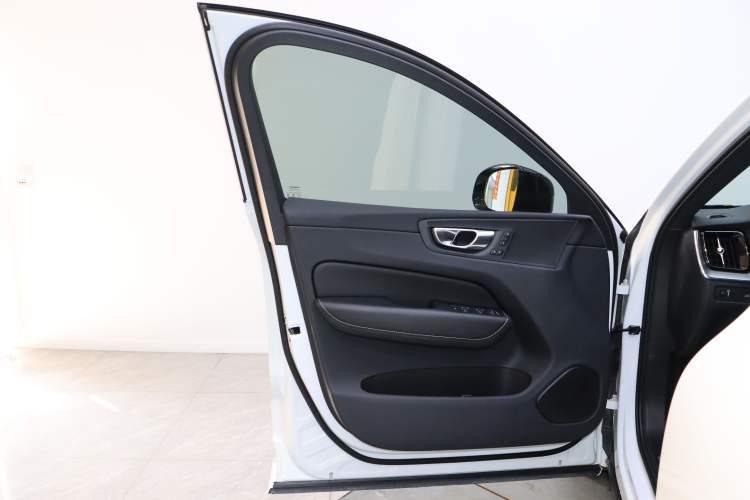 Used Volvo XC60 2019 T5 4x4 Smart & Dynamic Sport Edition China VI Standard Interior 2