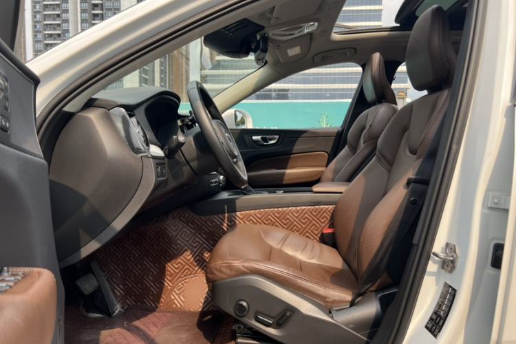 Used Volvo XC60 2019 T5 4x4 Smart Edition China VI Standard Interior 2