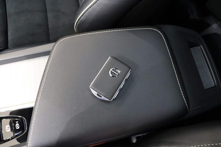 Used Volvo XC60 2019 T5 4x4 Smart & Dynamic Sport Edition China VI Standard Interior 3