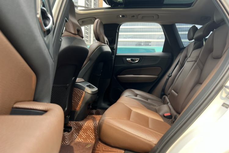 Used Volvo XC60 2019 T5 4x4 Smart Edition China VI Standard Interior 3