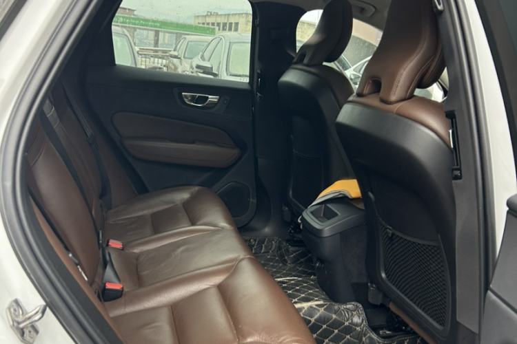 Used Volvo XC60 2019 T5 4x4 Smart Edition China VI Standard Interior 3