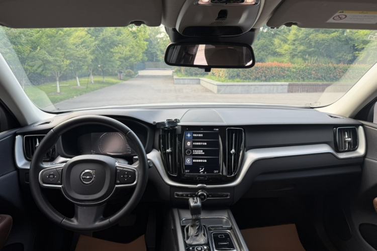 Used Volvo XC60 2019 T5 4x4 Smart Edition China VI Standard Interior 4