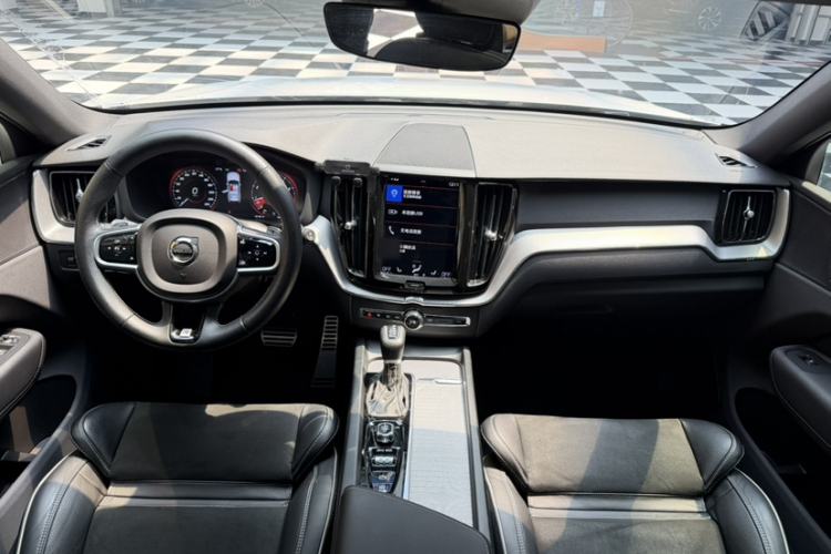 Used Volvo XC60 2019 T5 4x4 Smart & Dynamic Sport Edition China VI Standard Interior 4