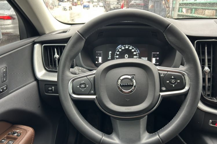 Used Volvo XC60 2019 T5 4x4 Smart Edition China VI Standard Interior 4