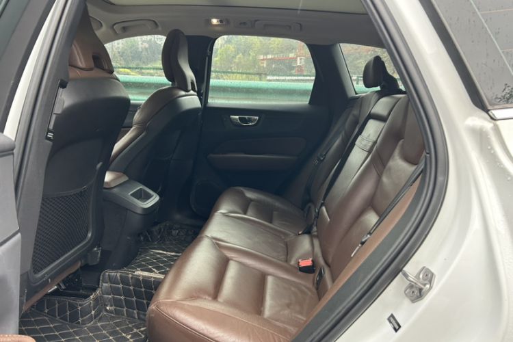 Used Volvo XC60 2019 T5 4x4 Smart Edition China VI Standard Interior 5