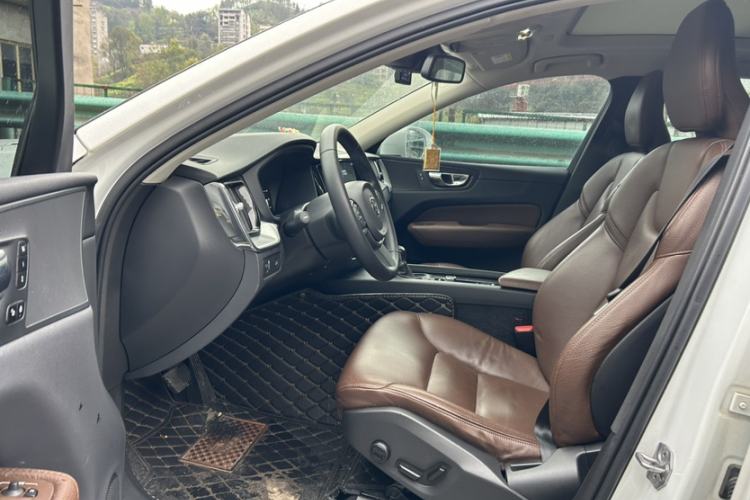 Used Volvo XC60 2019 T5 4x4 Smart Edition China VI Standard Interior 7