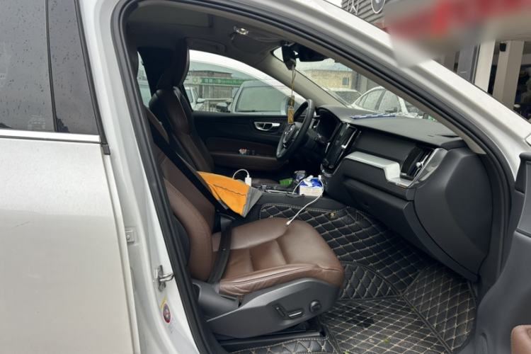 Used Volvo XC60 2019 T5 4x4 Smart Edition China VI Standard Interior 9