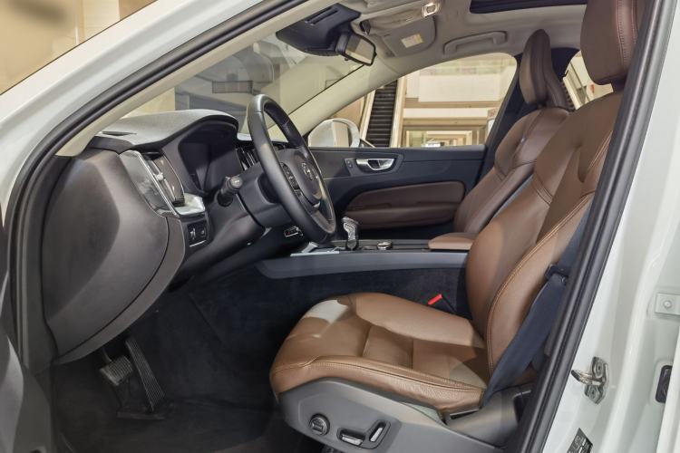 Used Volvo XC60 2019 T5 4x4 Smart Edition China VI Standard Interior 9