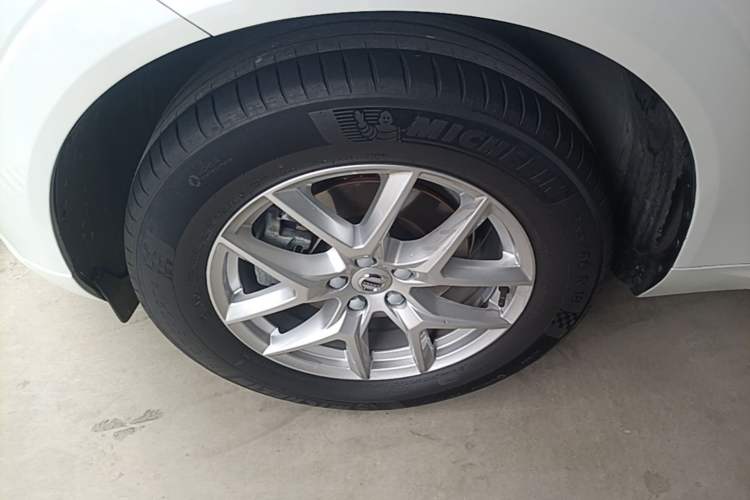 Used Volvo XC60 2019 T5 4x4 Smart Edition China VI Standard Left Front Wheel Hub