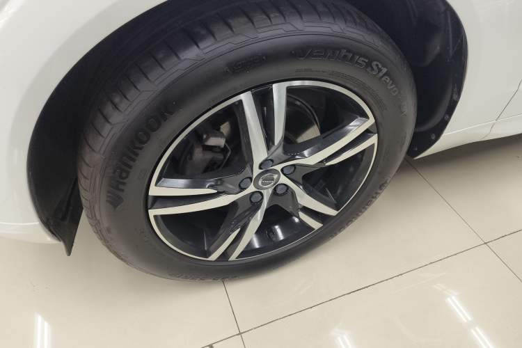 Used Volvo XC60 2019 T5 4x4 Zhiya Sport Edition China VI Standard Left Front Wheel Hub
