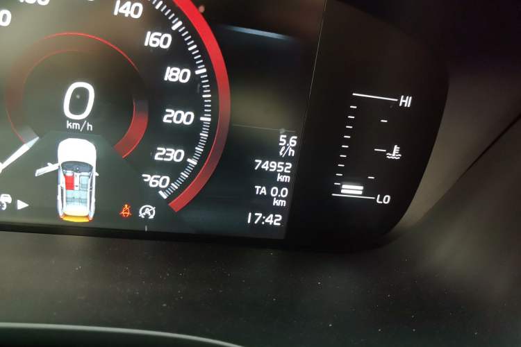 Used Volvo XC60 2019 T5 4x4 Smart Edition China V Standard Odometer Close Up