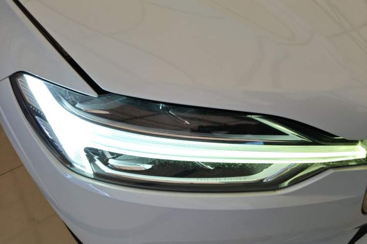 Used Volvo XC60 2019 T5 4x4 Smart Edition China VI Standard Right Front Headlight